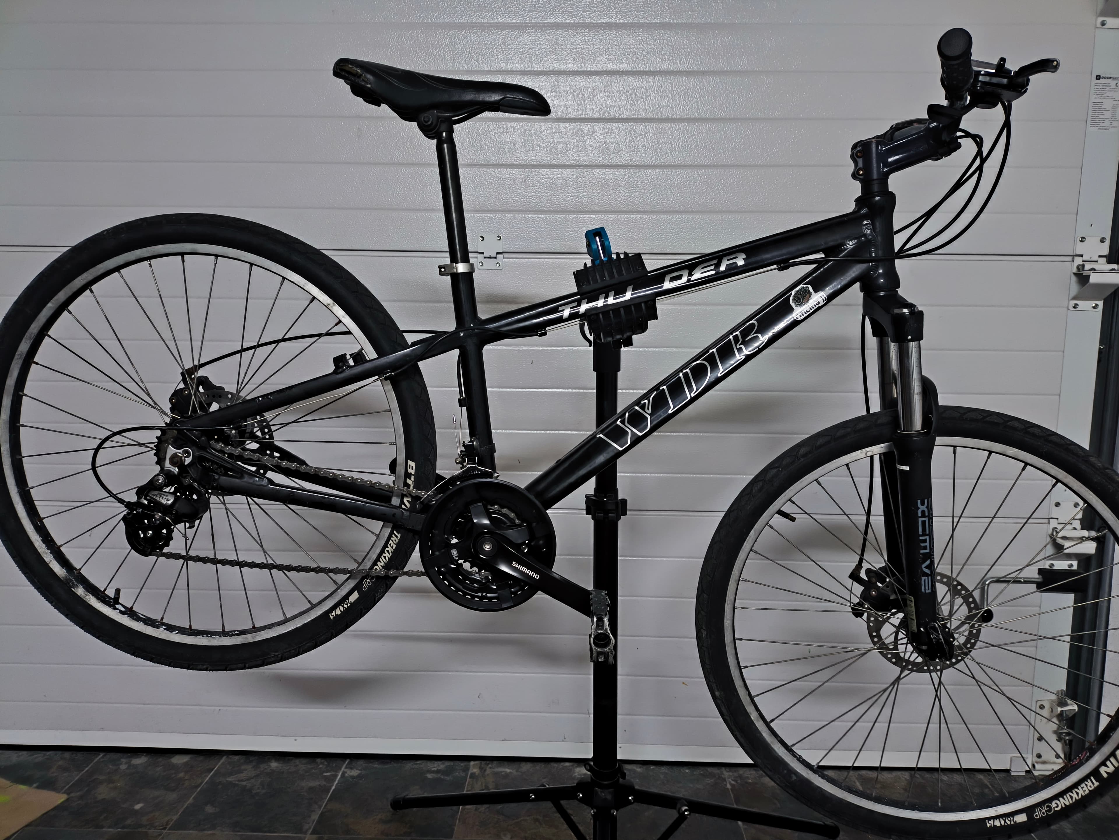bicicleta num suporte